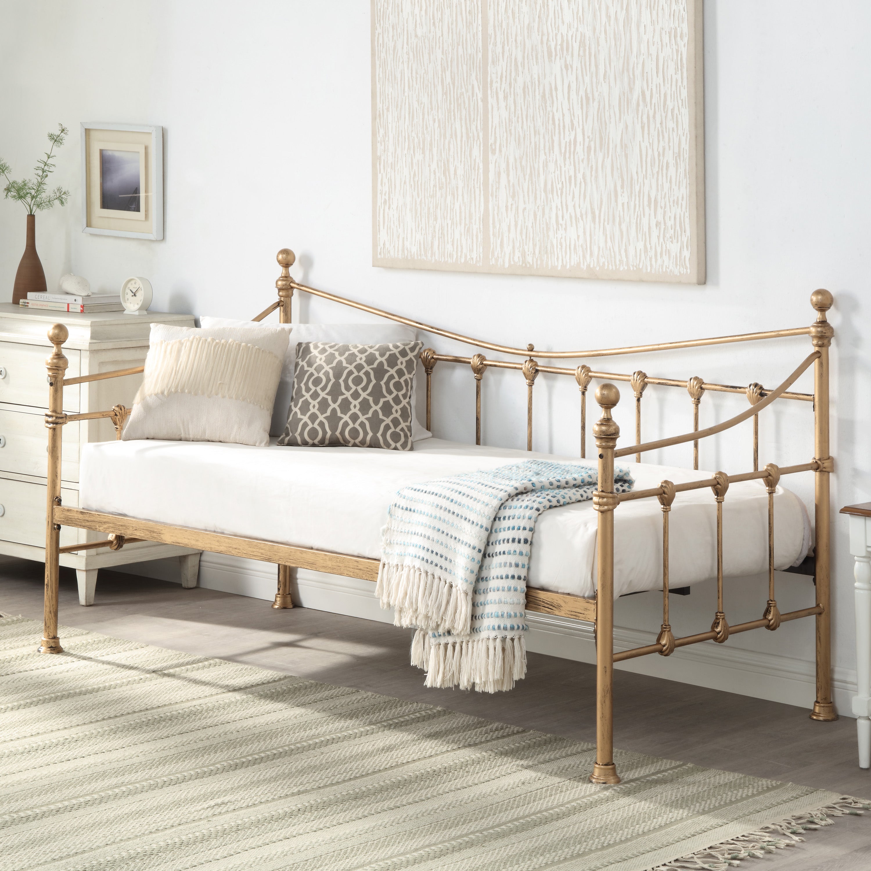  6 Benefits of Buying a Daybed 