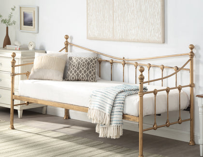6 Benefits of Buying a Daybed